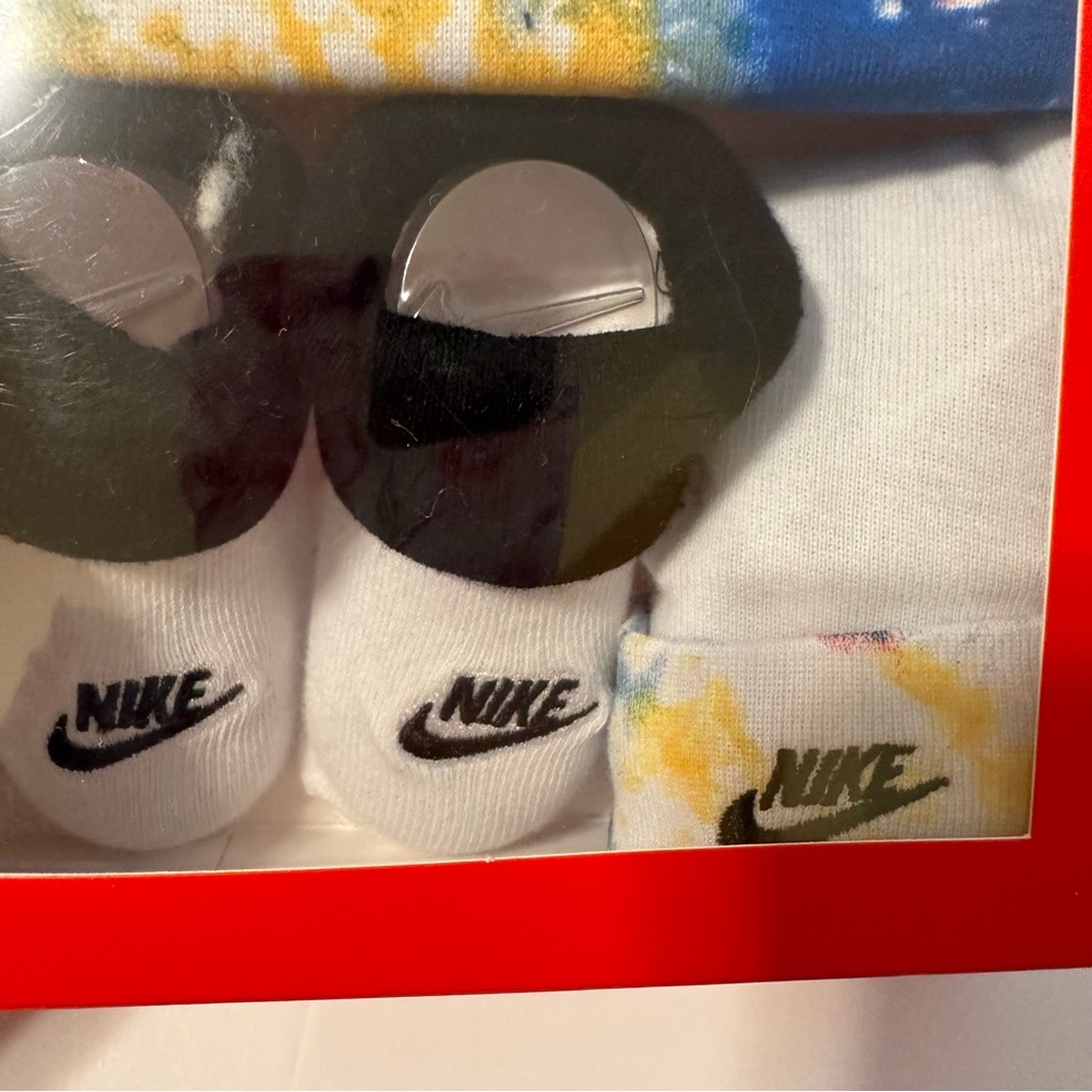 Baby Nike Gift Set - Picture 3 of 6